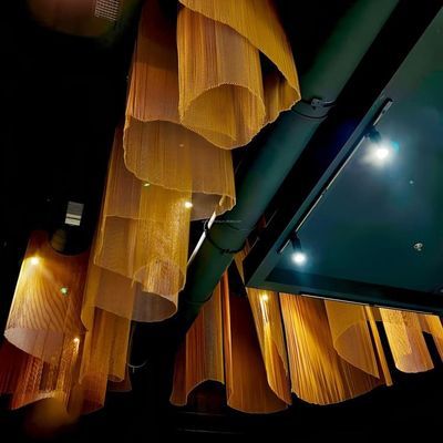 Ein guter Preis. Kundenspezifischer Aluminium-Spulenvorhang Metallketten-Vorhangstoff für Bars, Bildschirm, Decke Online