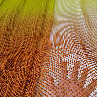 Gradual Farbe Aluminium Kettenverbindung Mesh Metall Spirale Vorhang Decoration Decken in einem Restaurant