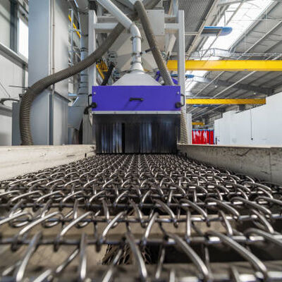 Ein guter Preis. Drahtgeflecht-Förderband, kettengetriebenes Metallgeflechtband mit konventioneller Webart, das ungehinderte Öffnungen für den Produkttransfer bietet Online