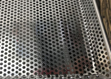 Ein guter Preis. Asphaltieren Sie perforierten Ofen-Backblech-Entwässerungsmittel-Maschen-Behälter 304 des Zoll-18x26 Online